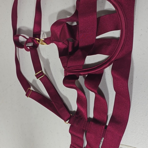 Victoria's Secret Elegant Burgundy Strappy Bra - Picture 3 of 4